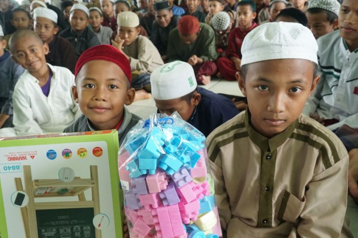 PLN UID Kalselteng salurkan bantuan ke ponpes yatim dan dhuafa Raudhatun Nasyi'in