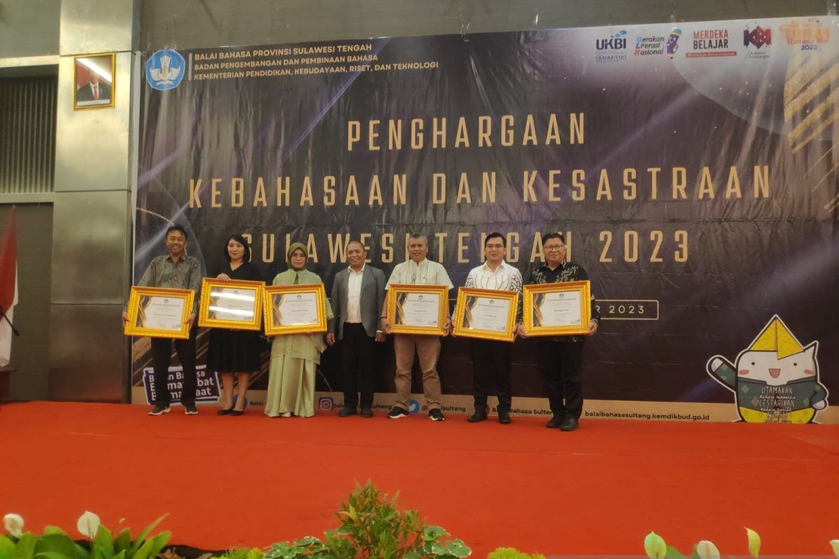 Balai Bahasa Sulteng beri penghargaan pegiat bahasa dan sastra daerah