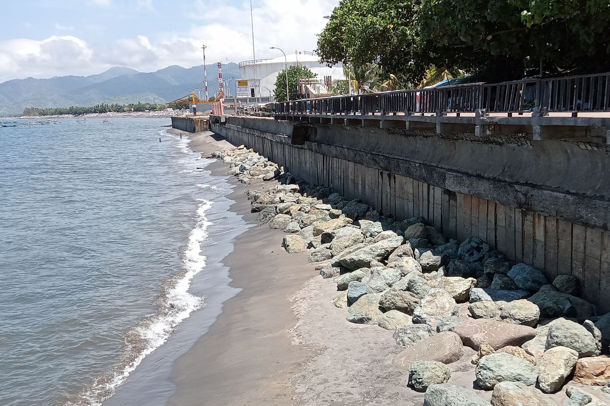 Pemkot Mataram membuat "riprap" cegah erosi akibat gelombang pasang