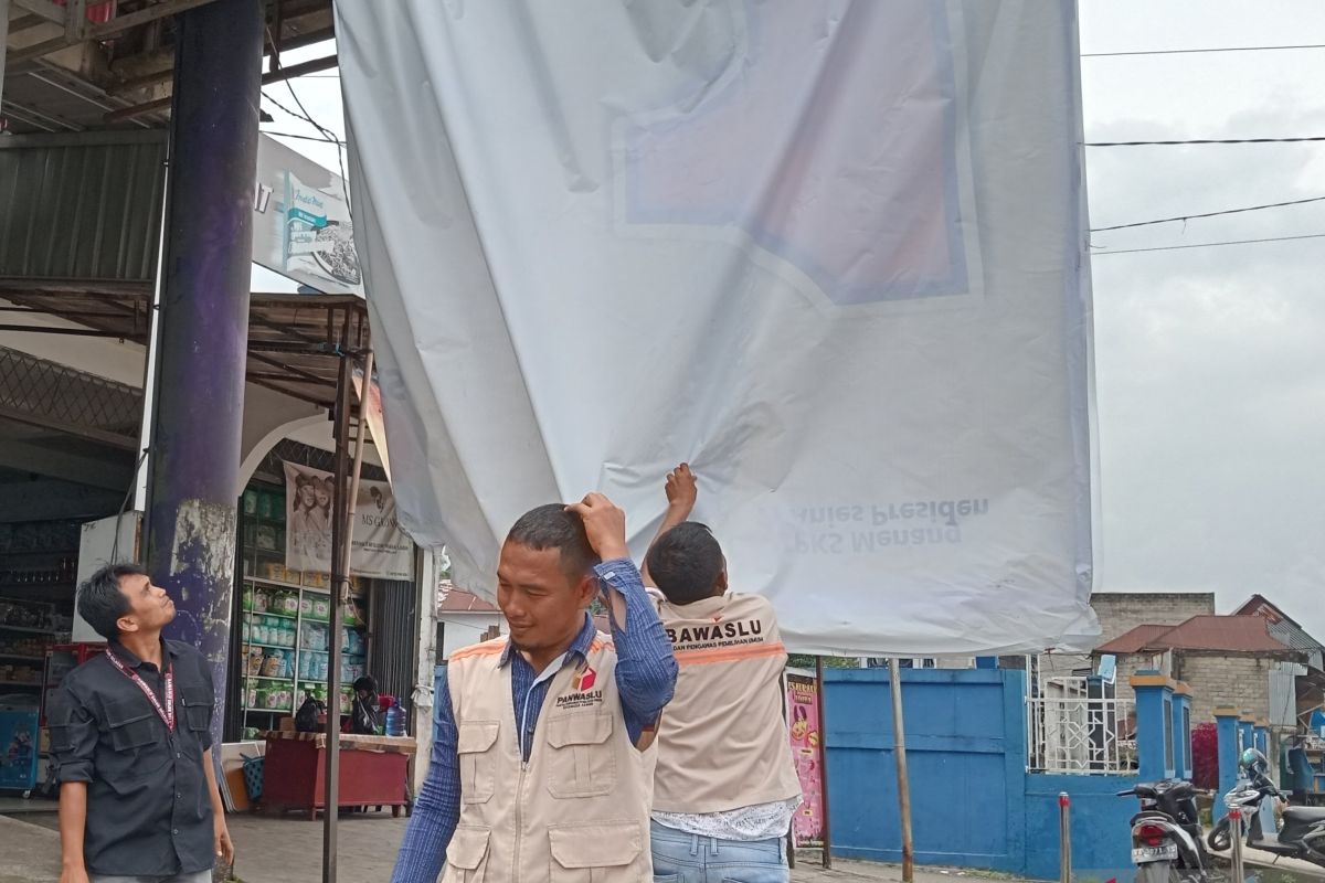 Bawaslu Solok Selatan tertibkan Alat Peraga Kampanye