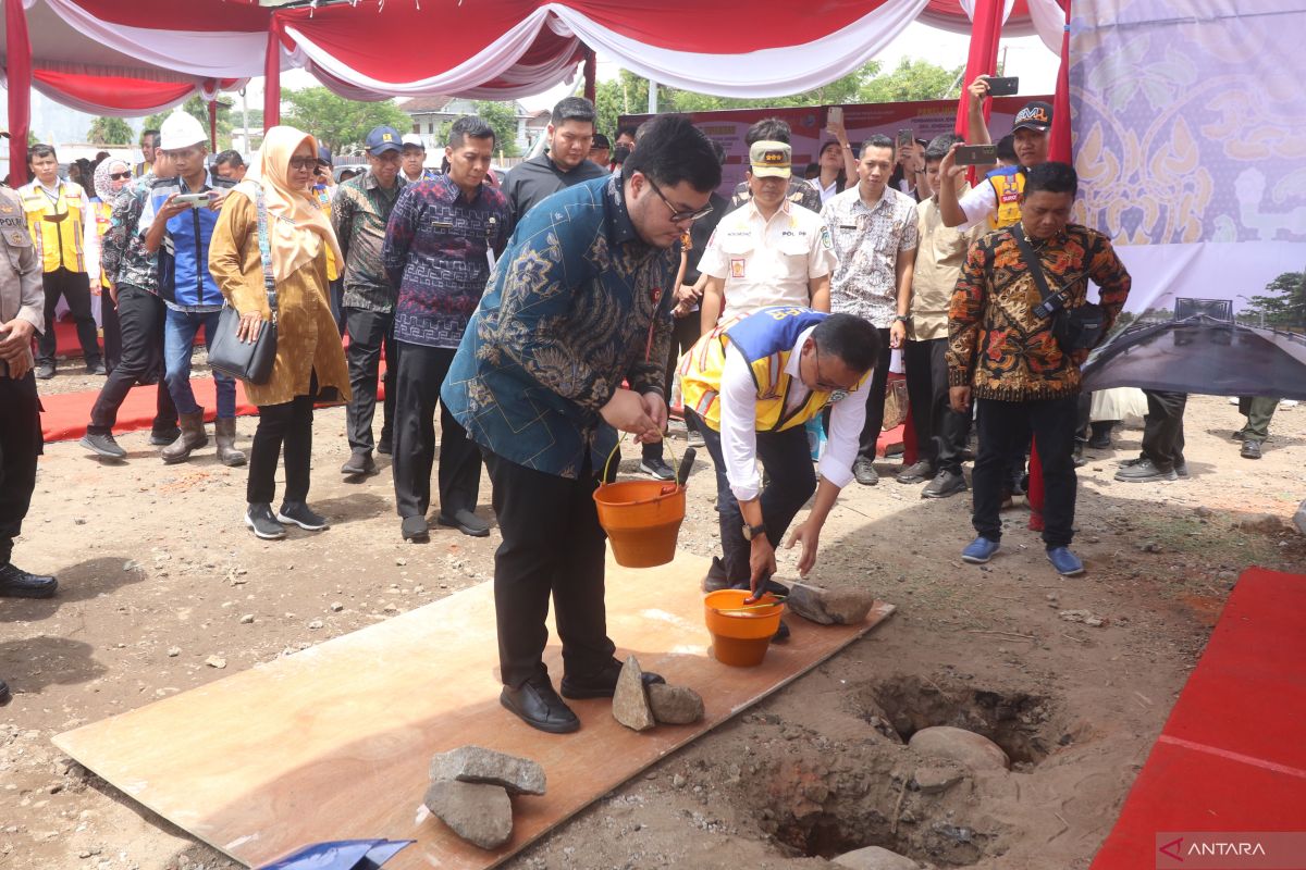 Pembangunan jembatan Jongbiru Kediri