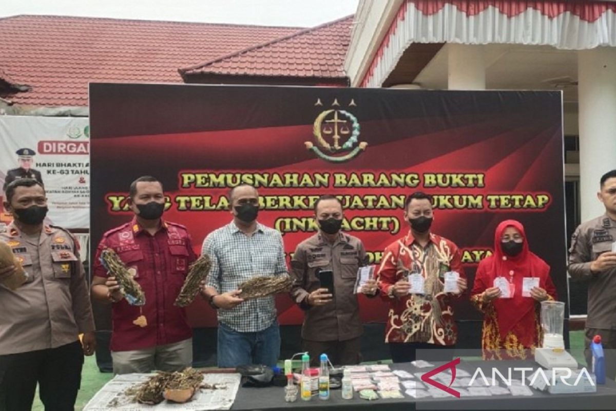 Kejari-Dharmasraya musnahkan barang bukti 25 kasus kejahatan