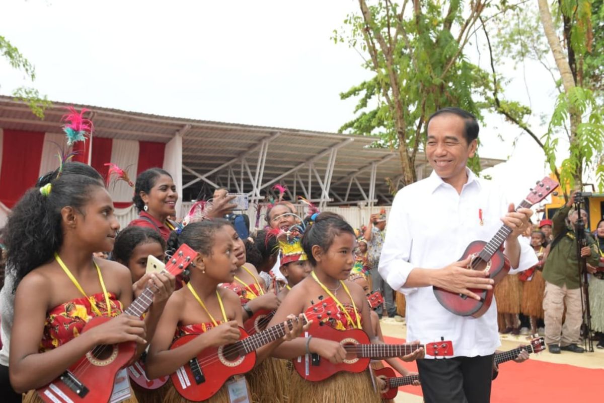 Wah, Jokowi bermain ukulele dengan para pelajar Papua
