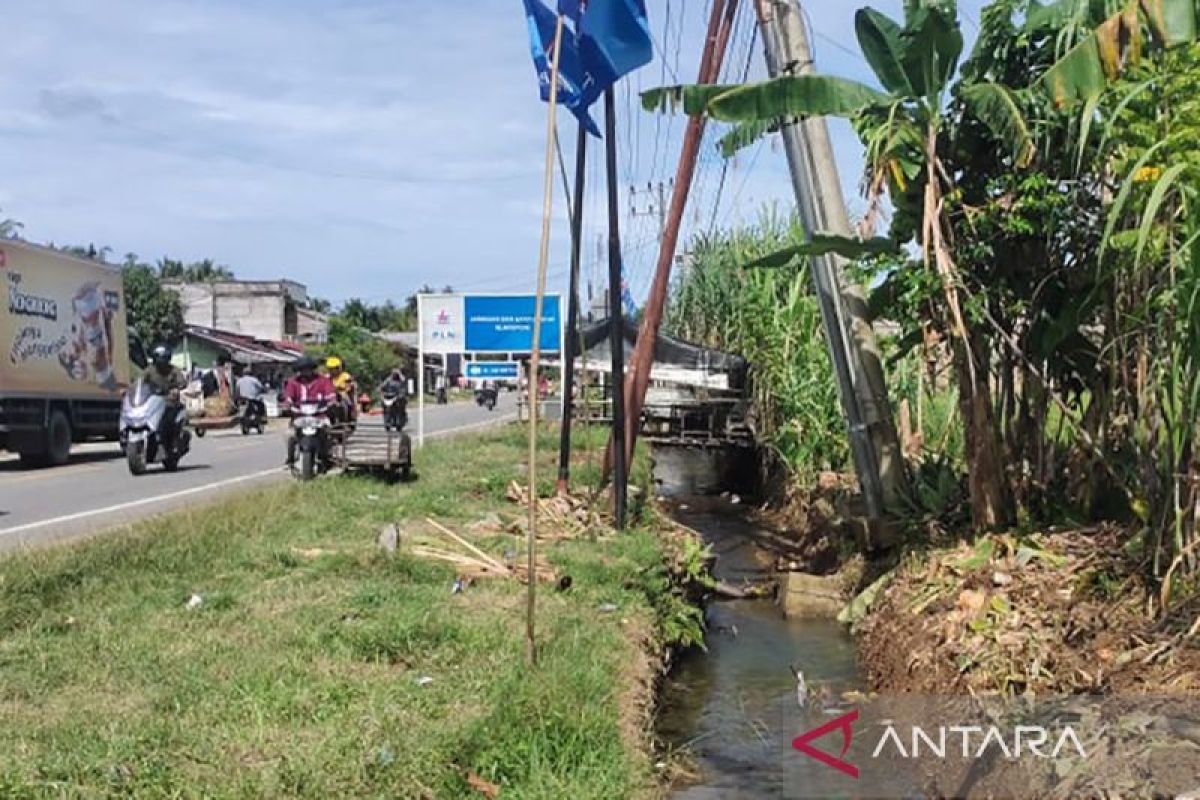 PLN pindahkan tiang listrik  yang jadi pemicu banjir di jalan nasional Aceh Barat Daya