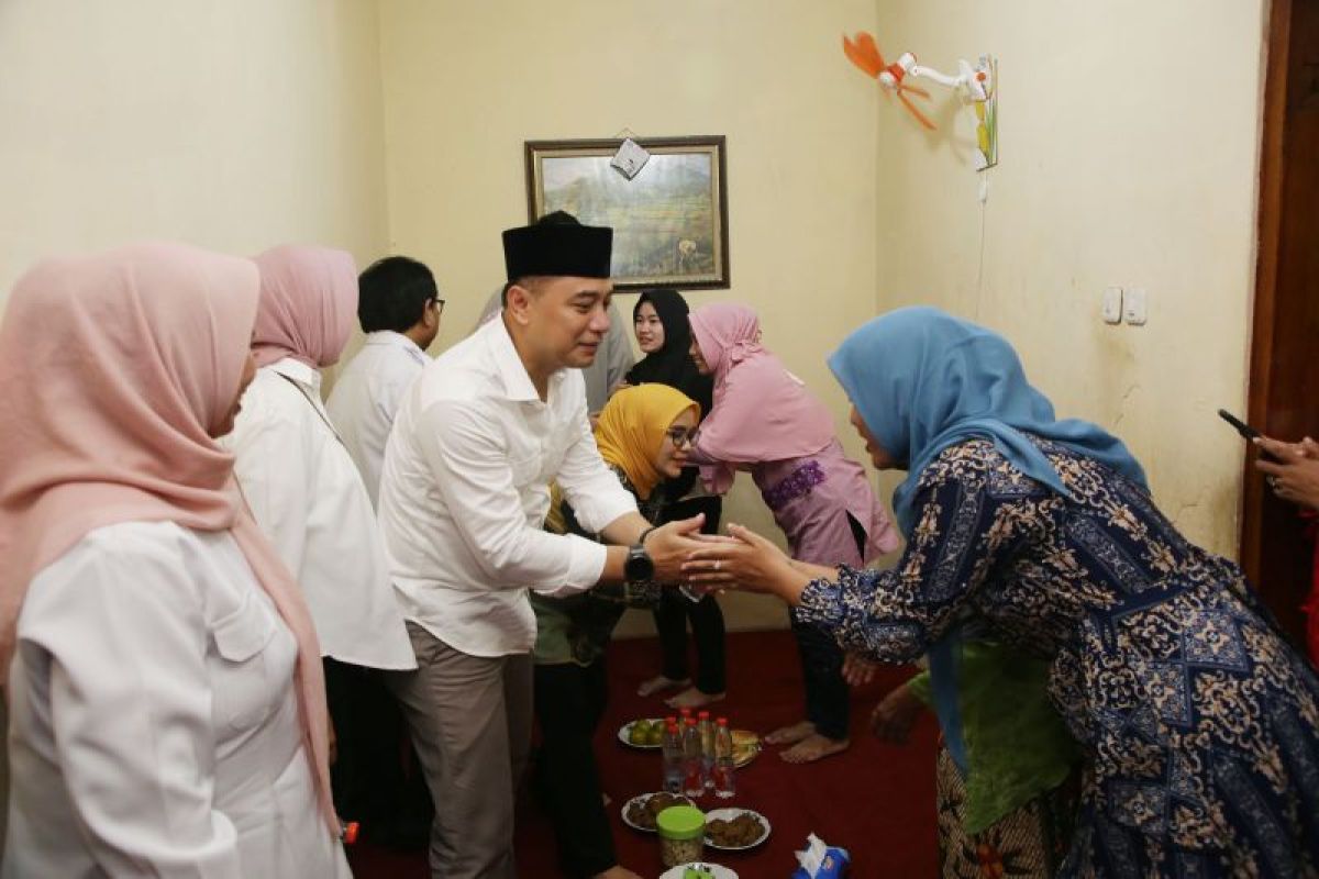 Pemkot Surabaya beri santunan korban kecelakaan maut di Lumajang