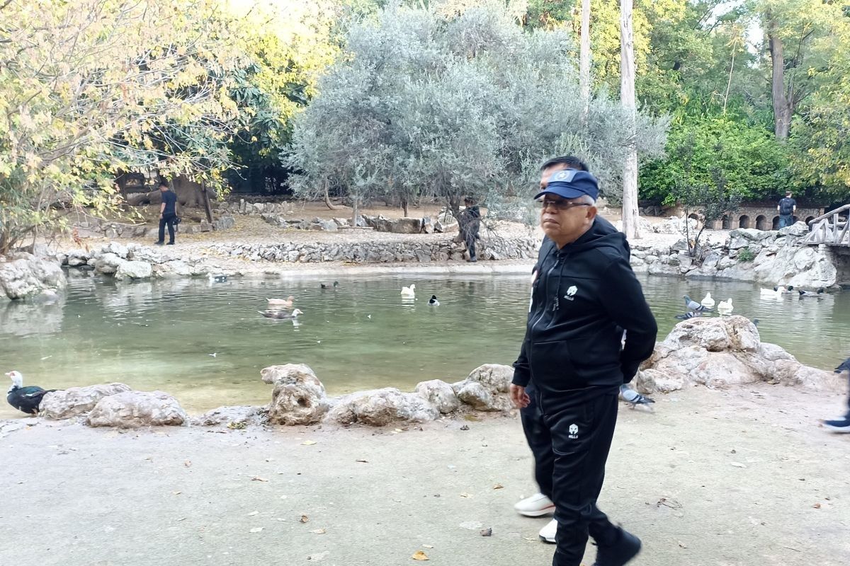 Wapres RI Ma'ruf Amin sempatkan untuk jalan pagi di Taman Nasional Athena