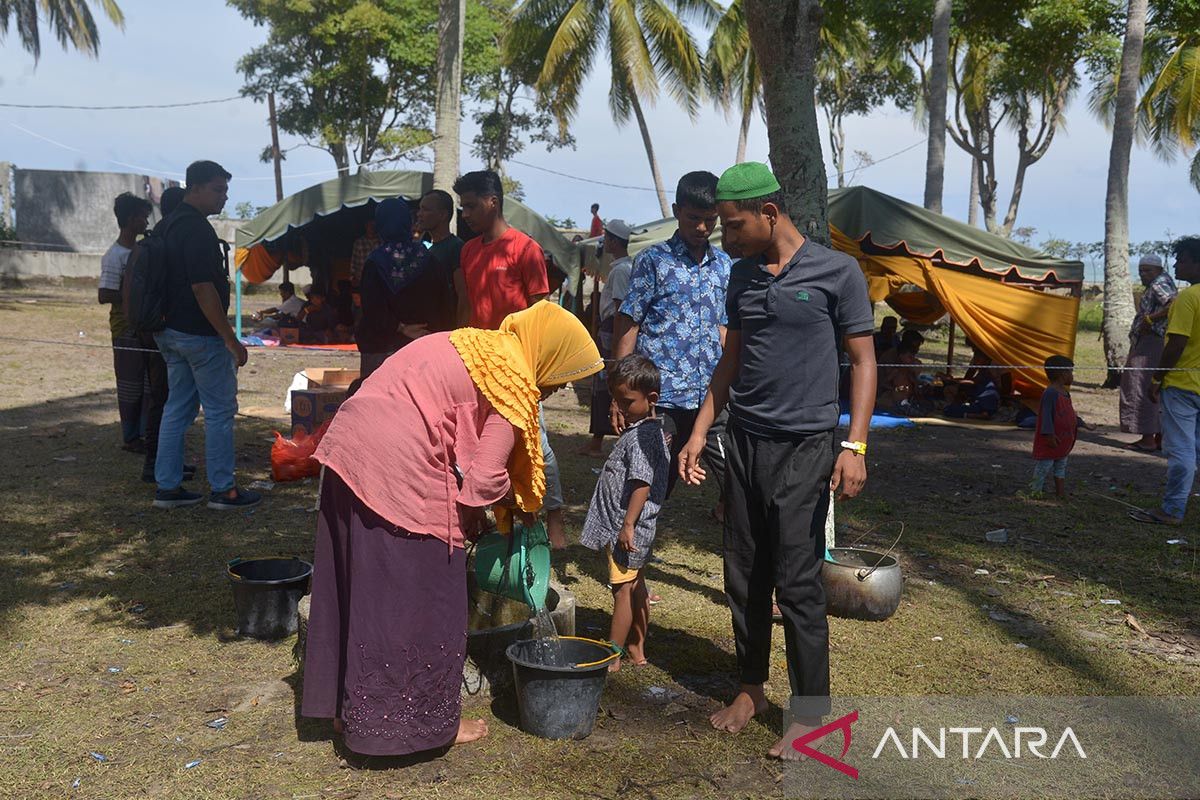 FOTO - Pemindahan Imigran Rohingya Di Pidie - ANTARA News Aceh