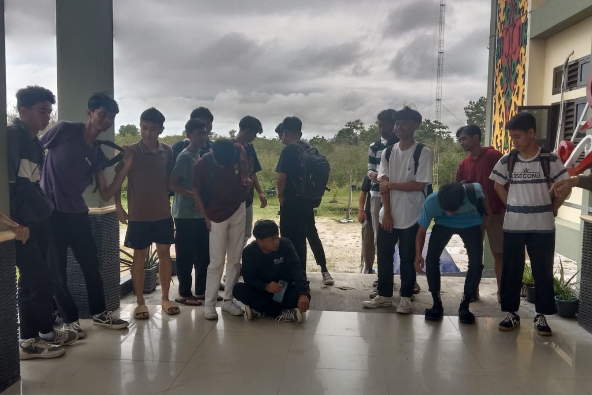 Satpol PP Palangka Raya ciduk belasan pelajar SMA/SMK yang nongkrong di kafe