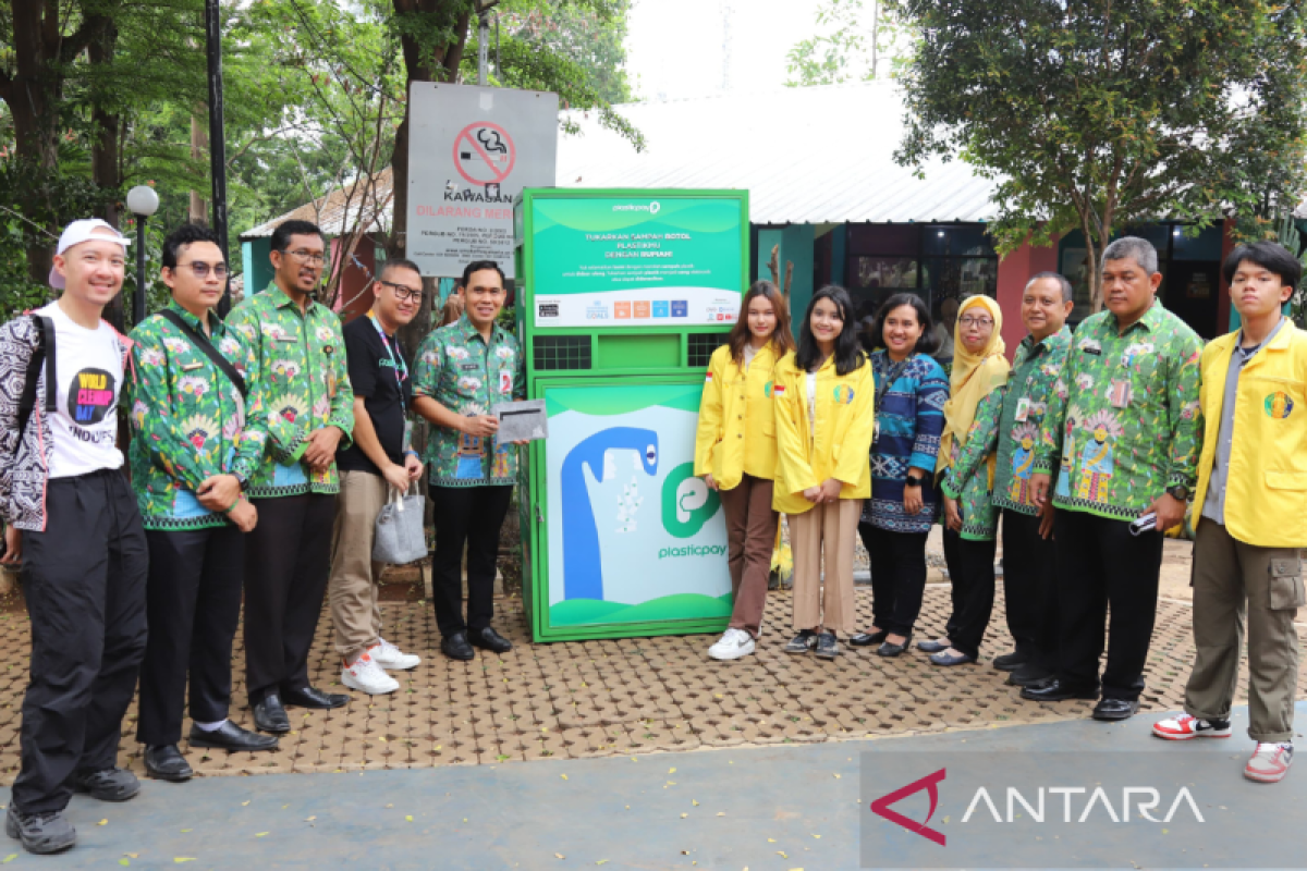 Mesin untuk tukar botol plastik jadi uang hadir di Tebet