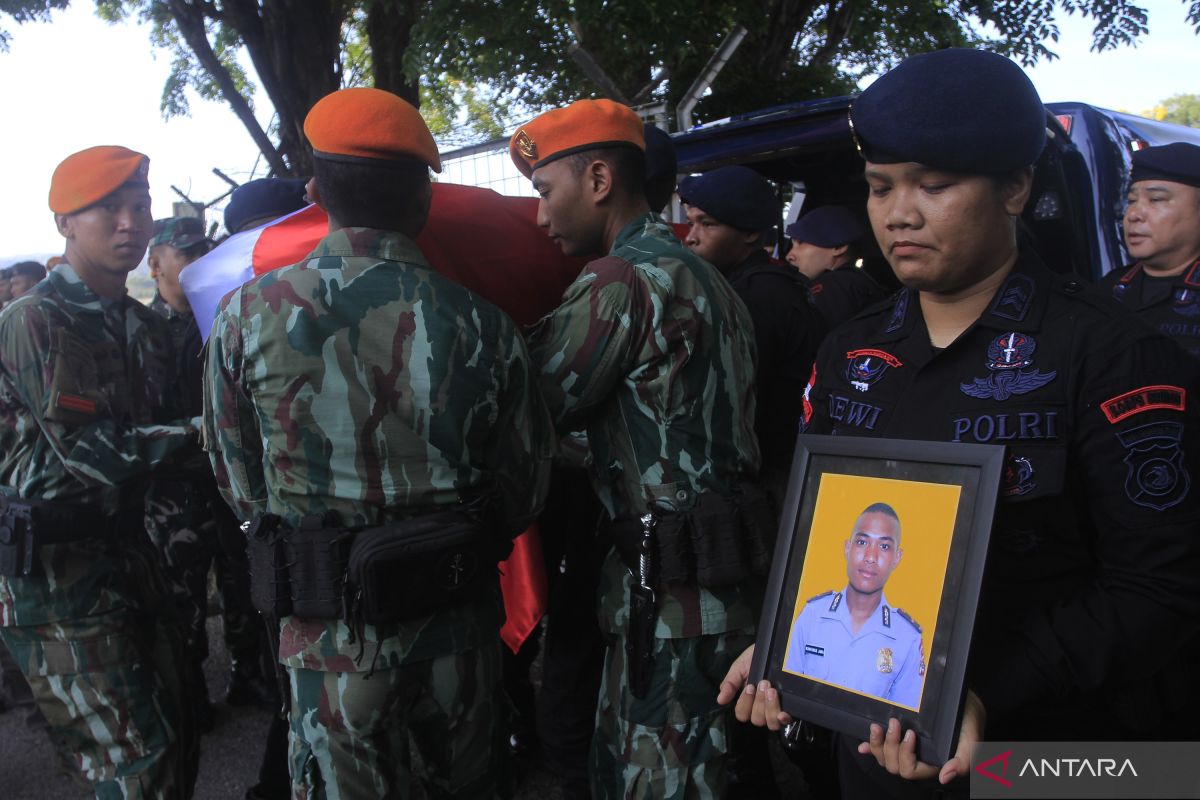 Jenazah anggota Brimob Polda NTT yang ditembak KKB di Papua tiba di Kupang