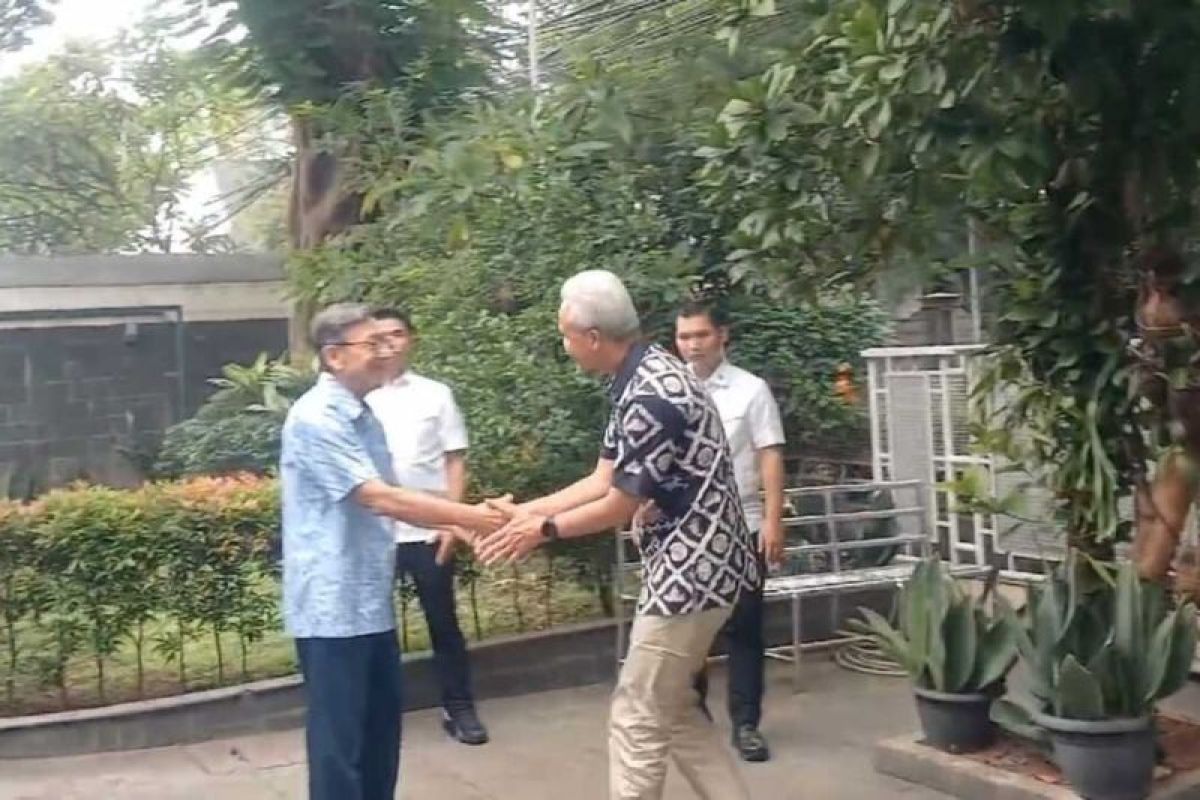 Ganjar Pranowo kunjungi kediaman Wapres Ke-11 RI Boediono