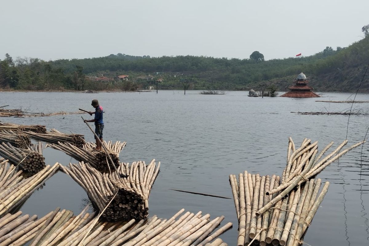 Group CIMB Niaga tanam bambu di Ponpes Kun Karima Pandeglang