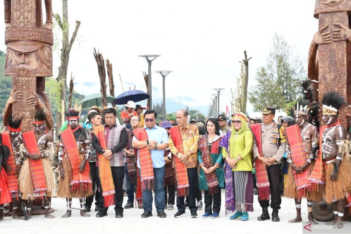 Bupati Samosir bersama PT Freeport resmikan taman Totem Dunia di kawasan WFC Pangururan