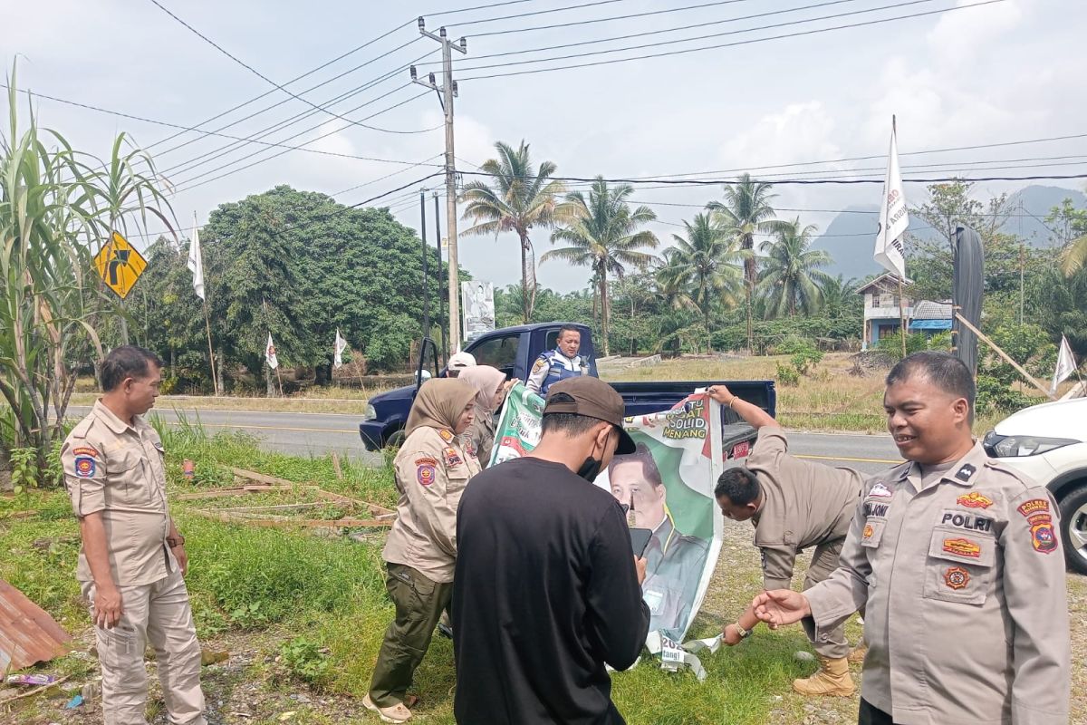 Tim gabungan Bawaslu Pasaman Barat tertibkan APS di tujuh kecamatan