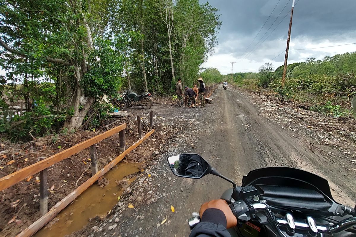 Pemprov Kalsel berusaha perlancar akses darat menuju Desa Kuala Lupak