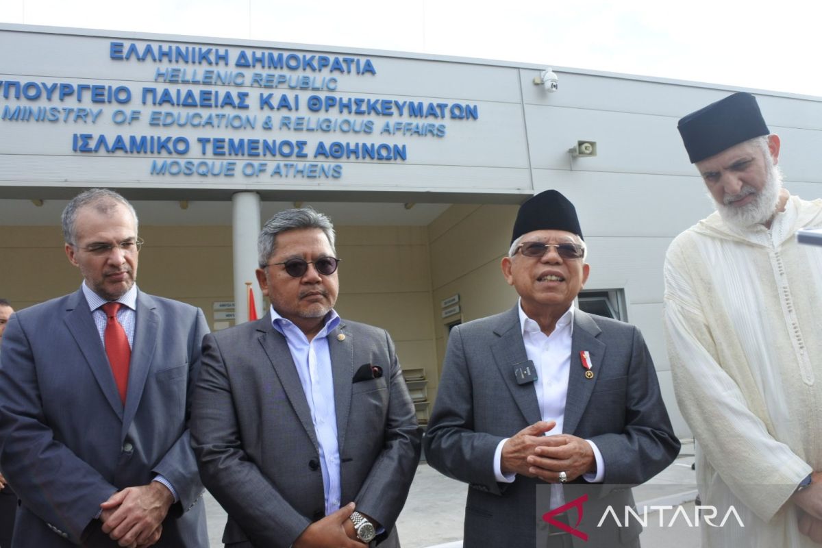 Ma'ruf Amin berdoa untuk para pejuang Gaza saat salat Jumat di Athena, Yunani