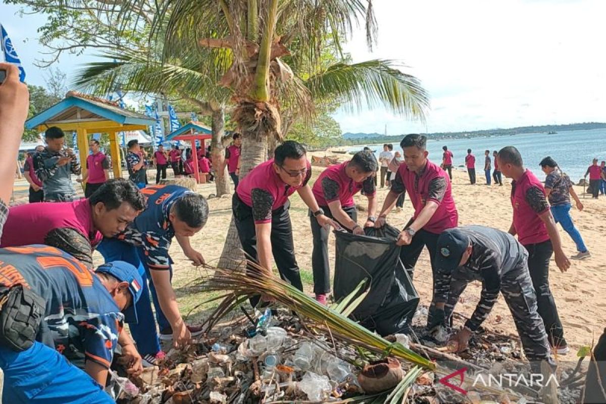 Polres Bangka Barat gelar bersih pantai dukung pembangunan wisata