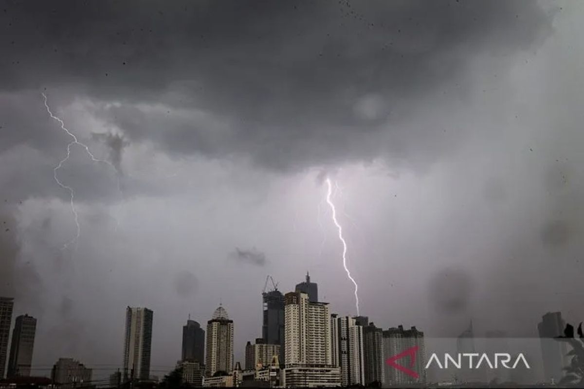 Dua wilayah DKI Jakarta diprediksi hujan petir pada Jumat petang