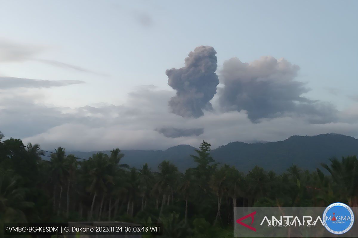 Gunung Dukono di Pulau Halmahera Malut muntahkan abu vulkanik setinggi 2,8 kilometer
