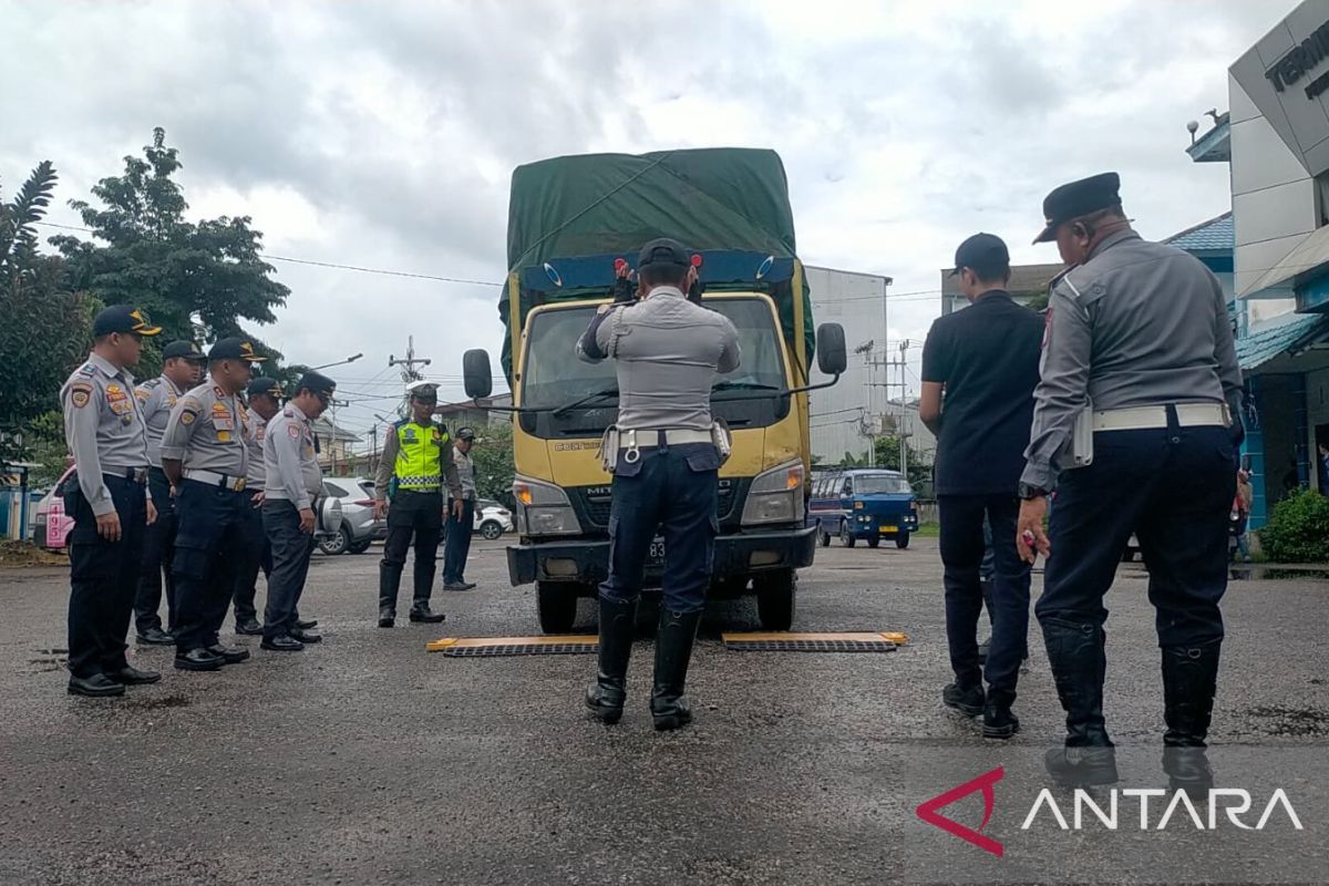 Tim gabungan gelar Ramp Check kendaraan umum di Kota Singkawang