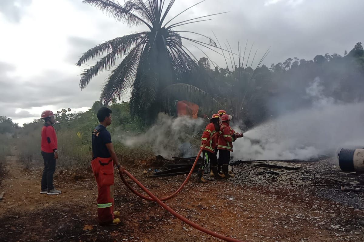 Petugas Damkar Natuna lakukan pendinginan pada kebakaran gudang minyak
