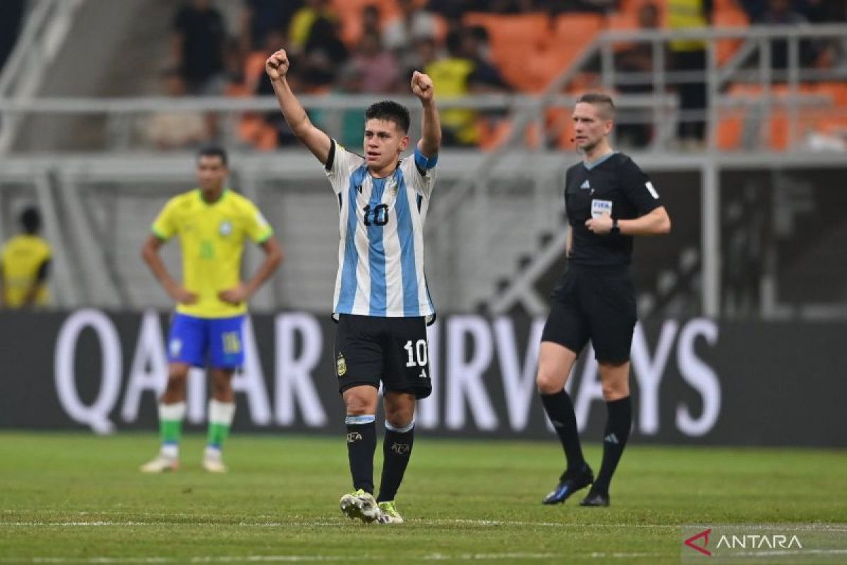 Kapten Argentina U-17 Echeverri dedikasikan tiga golnya untuk keluarga setelah menang 3-0 atas Brazil