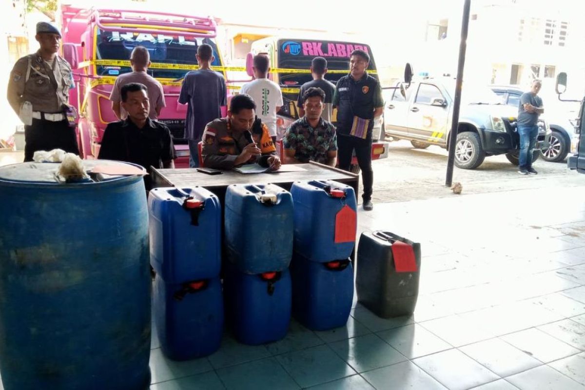 Polres Rote Ndao menahan dua truk pengangkut ratusan liter BBM ilegal