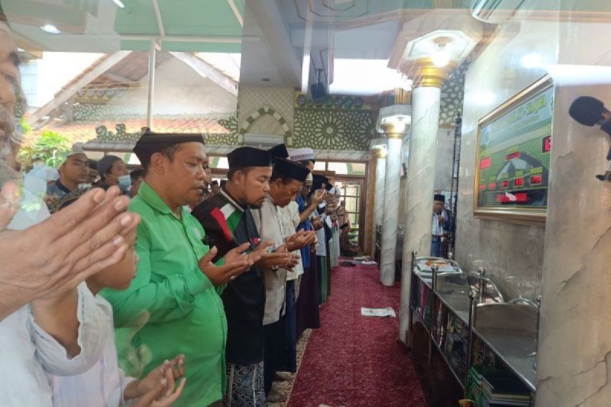 Ratusan jamaah Masjid Jami' At-Taqwa di Pesanggrahan shalat gaib untuk Palestina
