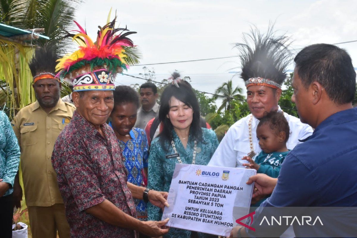 Pj Gubernur Papua salurkan bantuan pangan ke warga Biak di STC
