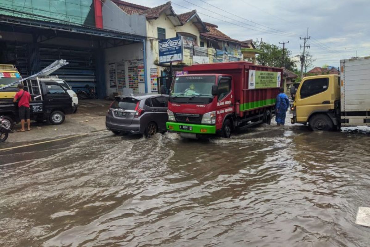 Drainase tersumbat, banjir terjadi di sejumlah di jalan Kota Serang