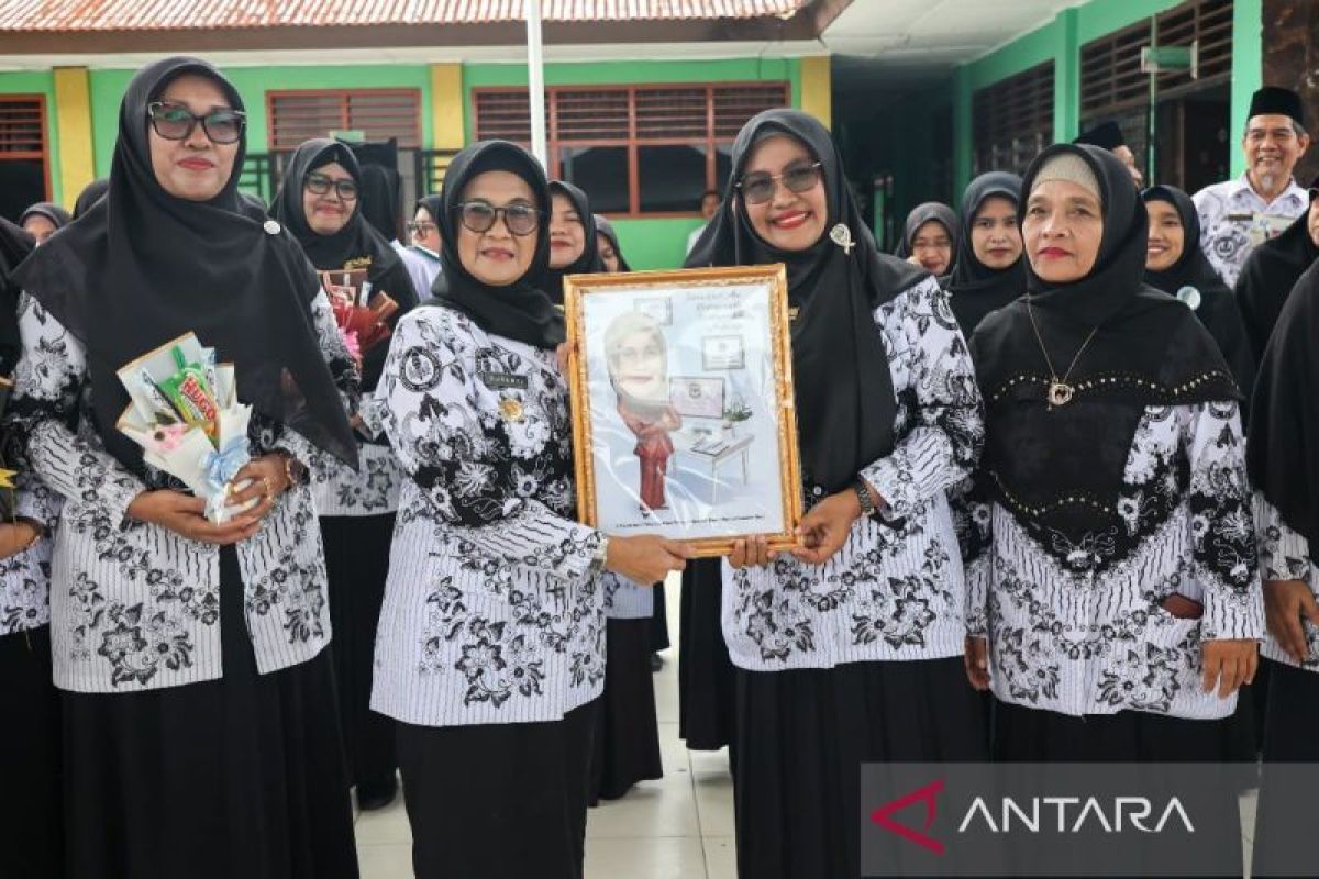 Advetorial - dr Susanti terharu diberi gambar sketsa diri di Hari Guru