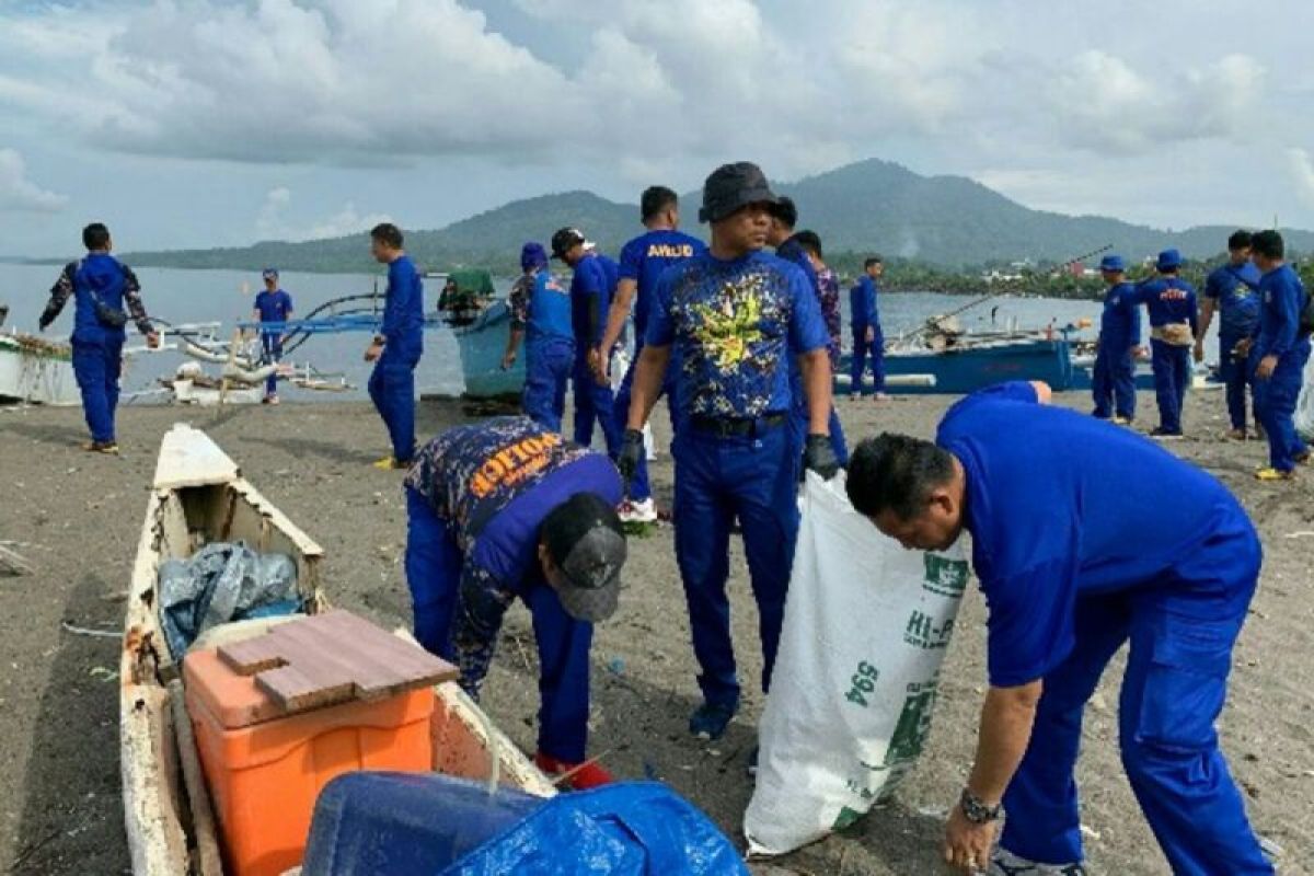 Polairud Polda Sulut bersih-bersih di pesisir Pantai Karangria Manado