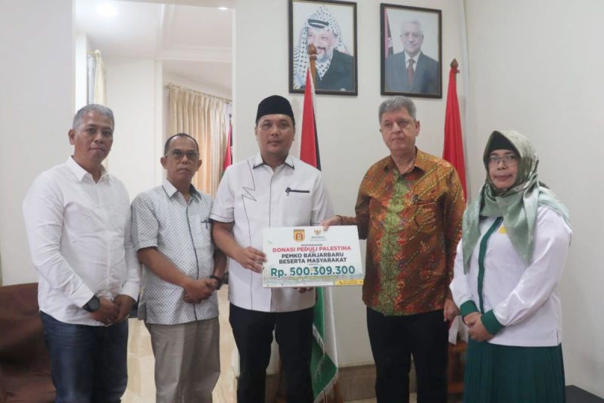 Wali Kota Banjarbaru serahkan bantuan bagi korban perang Palestina