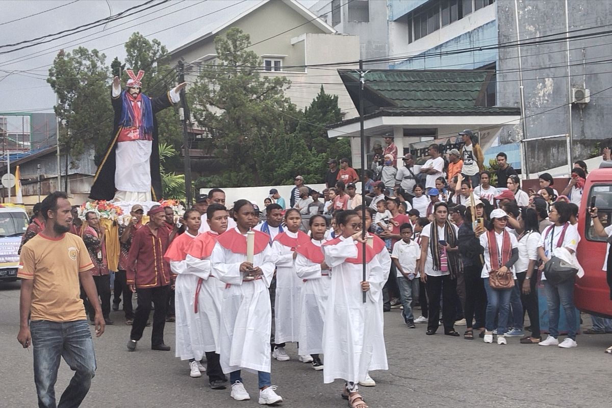 Umat lintas agama Kota Ambon sambut prosesi perarakan arca Kristus