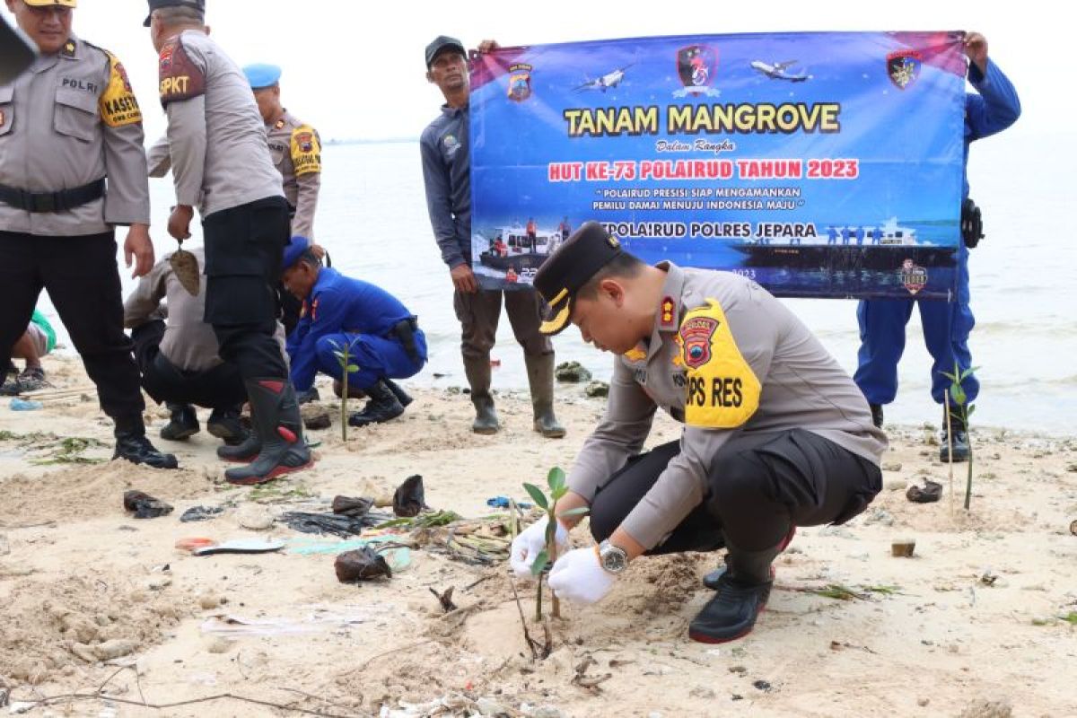 Polres Jepara bersama masyarakat tanam ratusan bibit mangrove untuk cegah abrasi