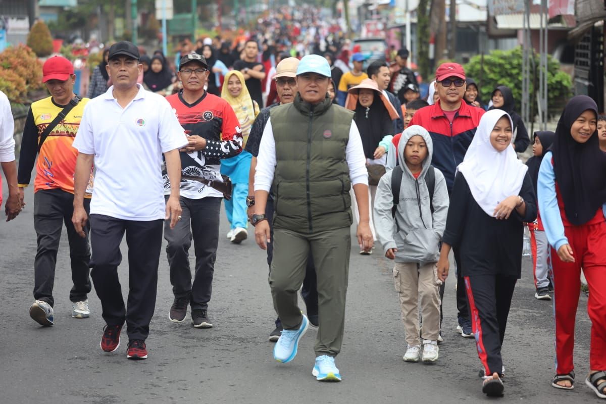 Ribuan peserta jalan sehat ramaikan HUT Ke-52 Korpri di Lampung Barat