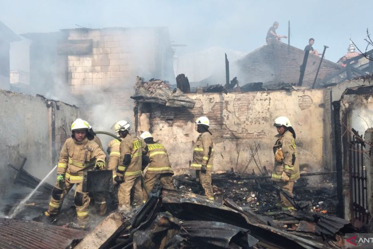 Kebakaran lalap tujuh bangunan di Klender Jaktim
