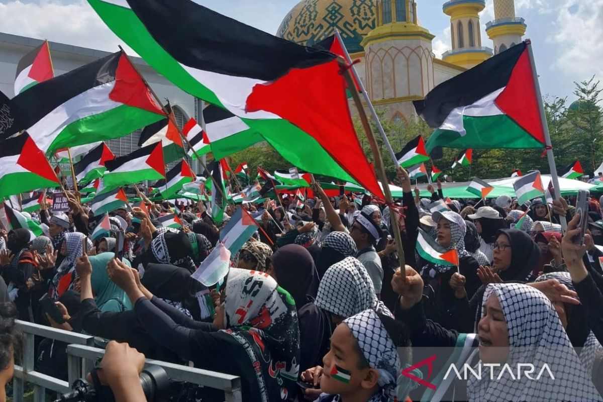 Warga NTB menggelar aksi solidaritas dan galang bantuan untuk Palestina