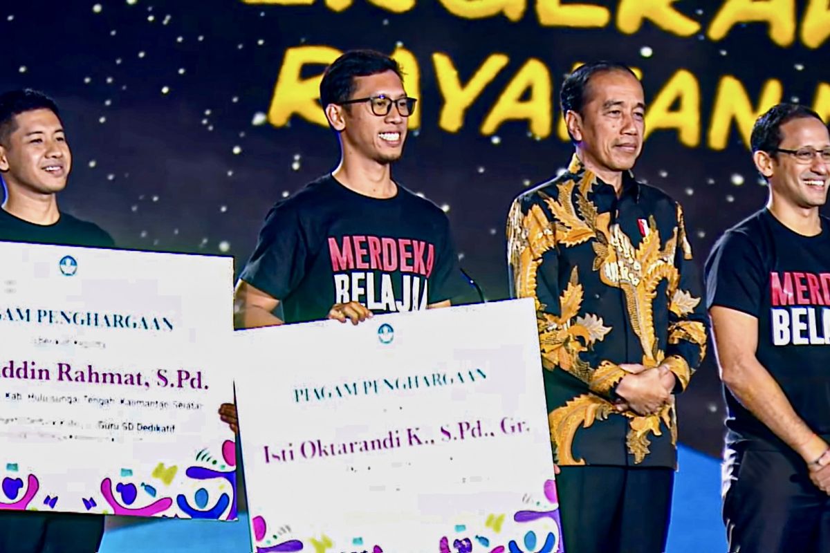 Jokowi awards three dedicated teachers from South Kalimantan