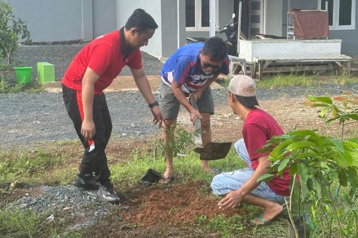 Legislator Banjarbaru bagikan bibit pohon dan mesin pemotong rumput