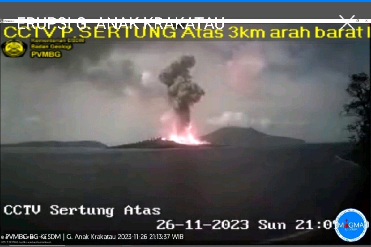 Gunung Anak Krakatau erupsi setinggi 1.000 meter, berada pada level siaga
