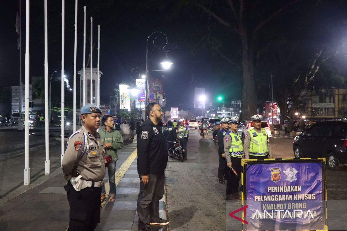 Personel TNI-Polri lakukan patroli skala besar di wilayah Kota Sukabumi