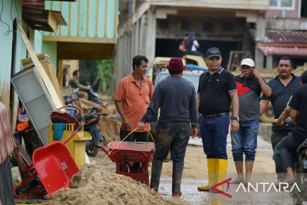 Anggota DPRA Hendri Yono beri bantuan warga terdampak banjir bandang di Trumon