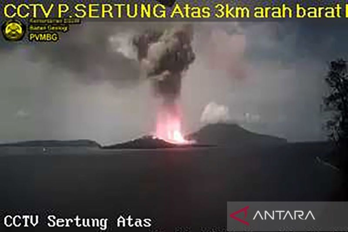 Gunung Anak Krakatau di Selat Sunda erupsi setinggi 1.000 meter