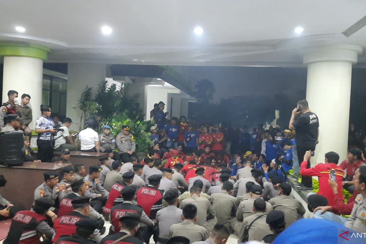 Massa aksi buruh kepung kantor Bupati Tangerang hingga malam tuntut kenaikan UMK