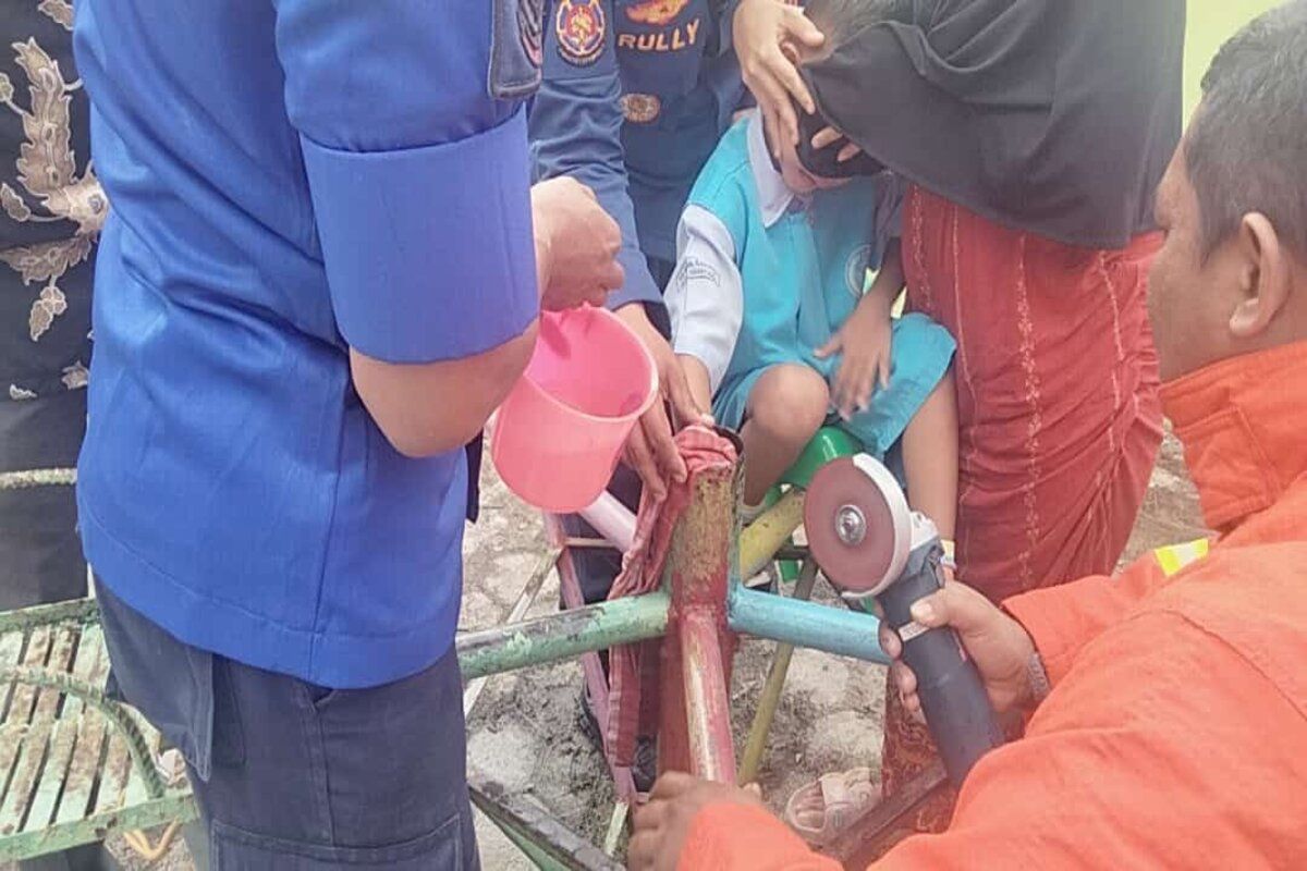 Damkar Lampung Selatan selamatkan tangan siswa TK terjepit meja putar