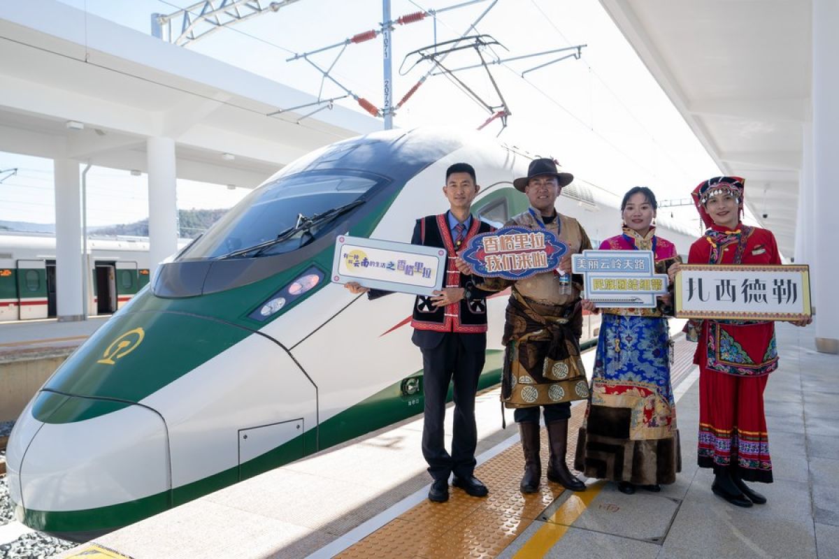 Jalur kereta Lijiang-Shangri-la operasi perdana di China