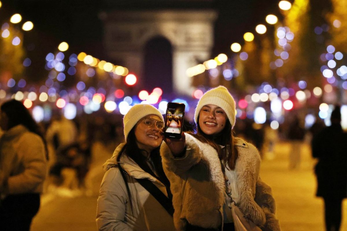 Mengintip kemeriahan lampu dan dekorasi Natal di Prancis dan Yunani