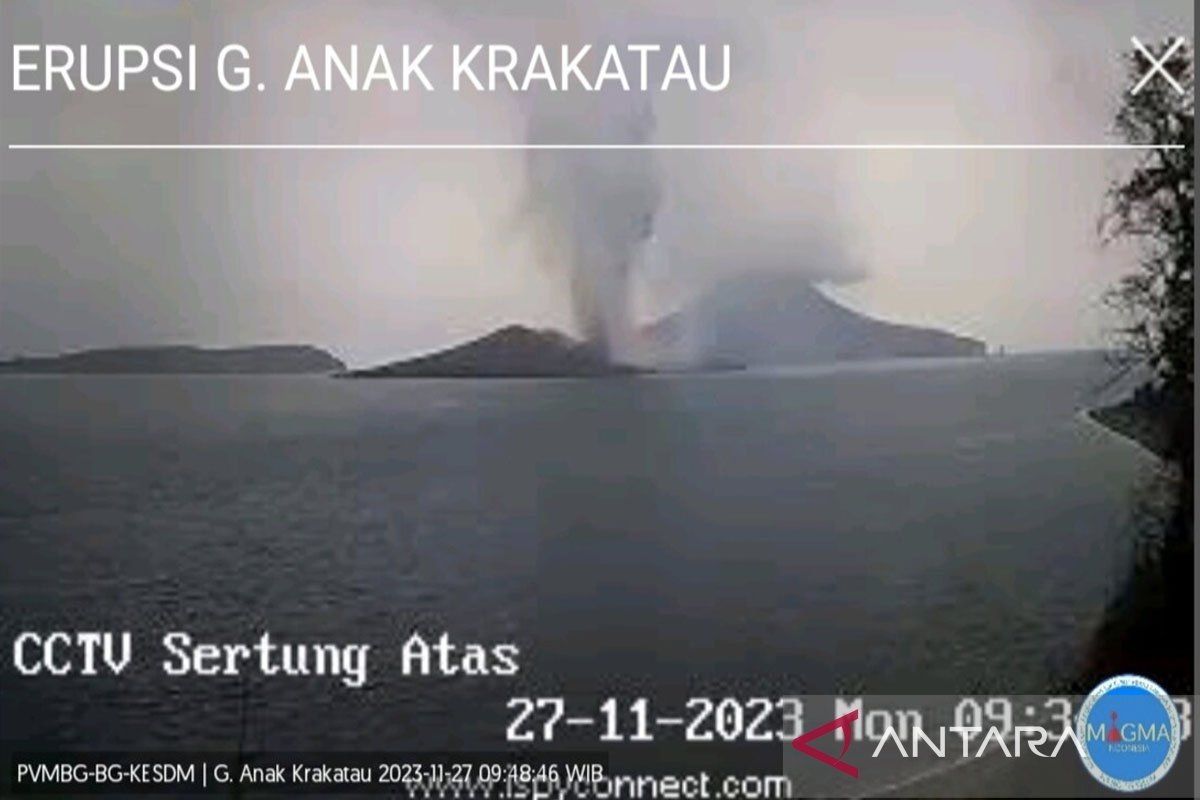 Gunung Anak Krakatau pada hari ini kembali erupsi setinggi 1.500 meter