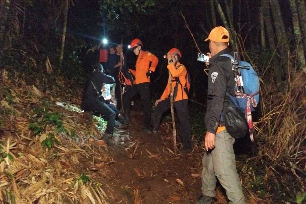 Tim SAR gabungan evakuasi seorang pendaki Gunung Tampusu di Tomohon alami cedera kaki